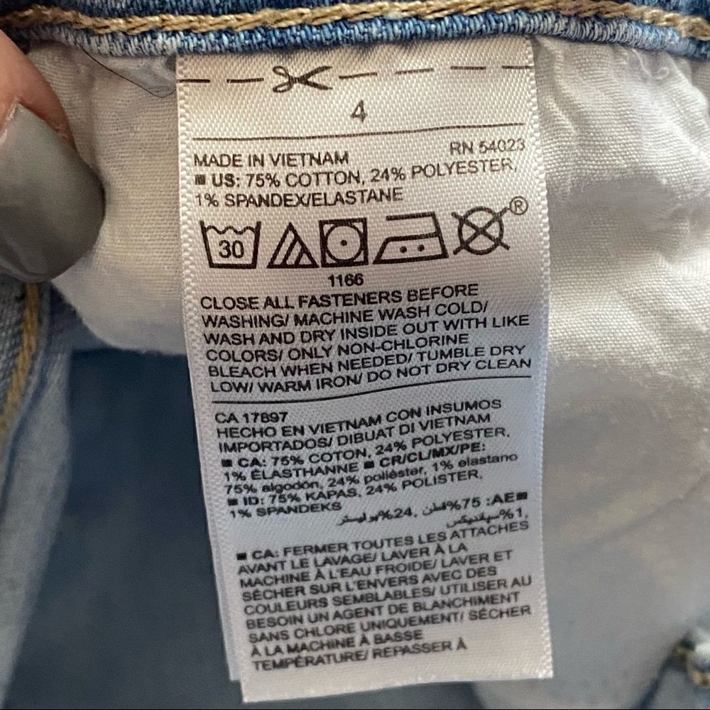 Old Navy Boyfriend Mid-Rise Denim Jean Button Fly Shorts - Picture 4 of 8